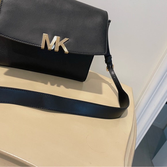 Micheal Kors cross body or over the shoulder purse - Picture 4 of 17